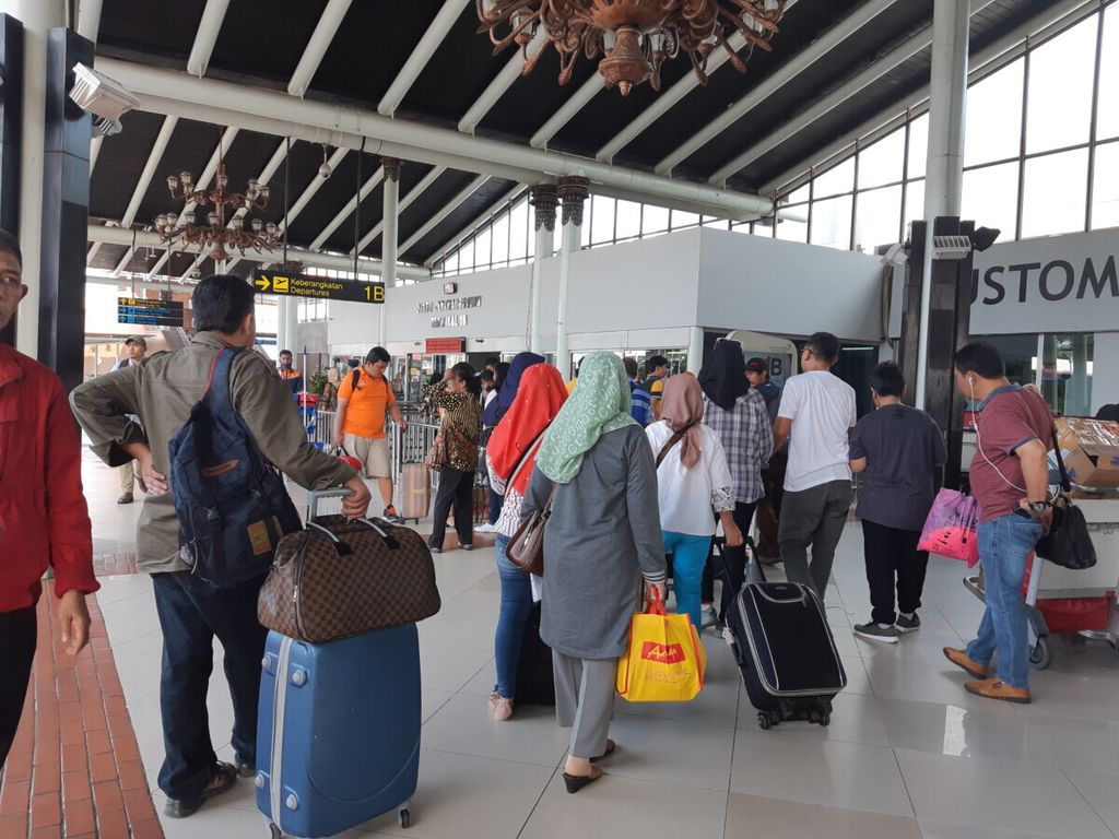 Suasana Terminal Keberangkatan 1B Bandar Udara Soekarno-Hatta, Jumat (28/12/2018).
