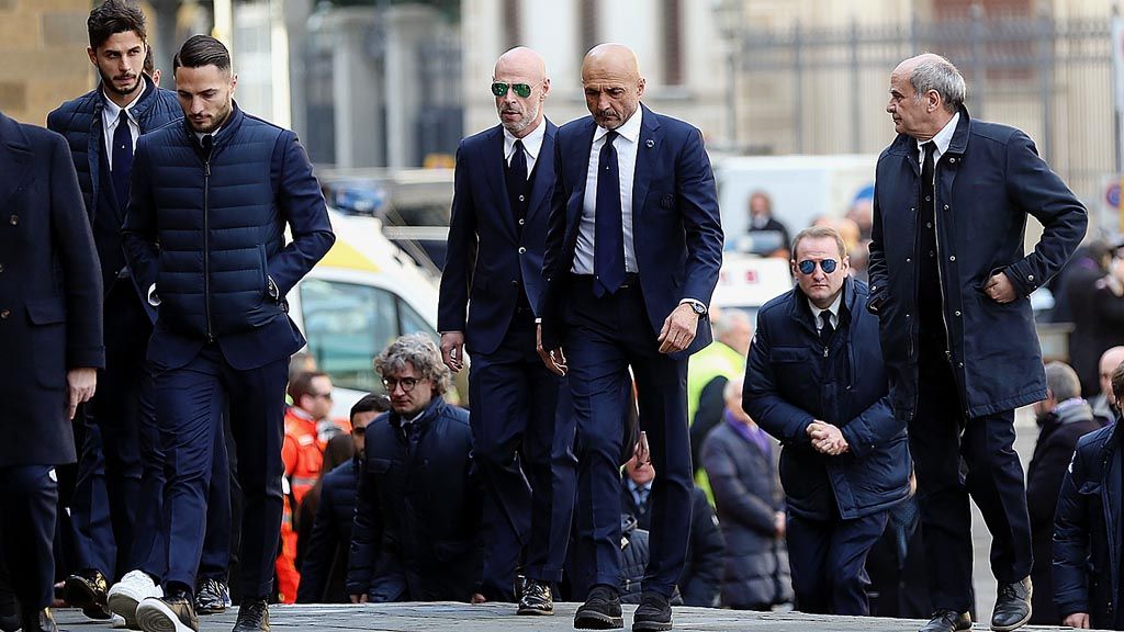 Manajer Inter Milan  Luciano Spalletti (tengah) saat menghadiri pemakaman kapten Fiorentina, Davide Astori, Kamis (8/3), di Firenze, Italia. Inter Milan bakal menjamu Napoli di Stadion Giuseppe Meazza pada laga Liga Italia, Senin (12/3) dini hari WIB.