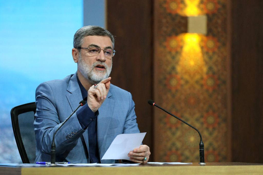 Foto yang diambil dari rekaman gambar milik IRIB (Islamic Republic of Iran Broadcasting News) memperlihatkan salah satu calon presiden Amirhossein Ghazizadeh Hashemi tengah berbicara pada debat kandidat, Selasa (25/6/2024). Sehari setelah debat berlangsung, Ghazhizadeh mundur dari pencalonannya dengan alasan mempersatukan kubu konservatif.   