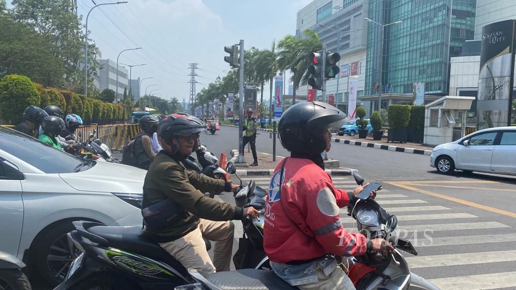 Beberapa warga tengah mengendarai sepeda motor saat Jakarta tengah dilanda cuaca panas, Senin (2/10/2023).