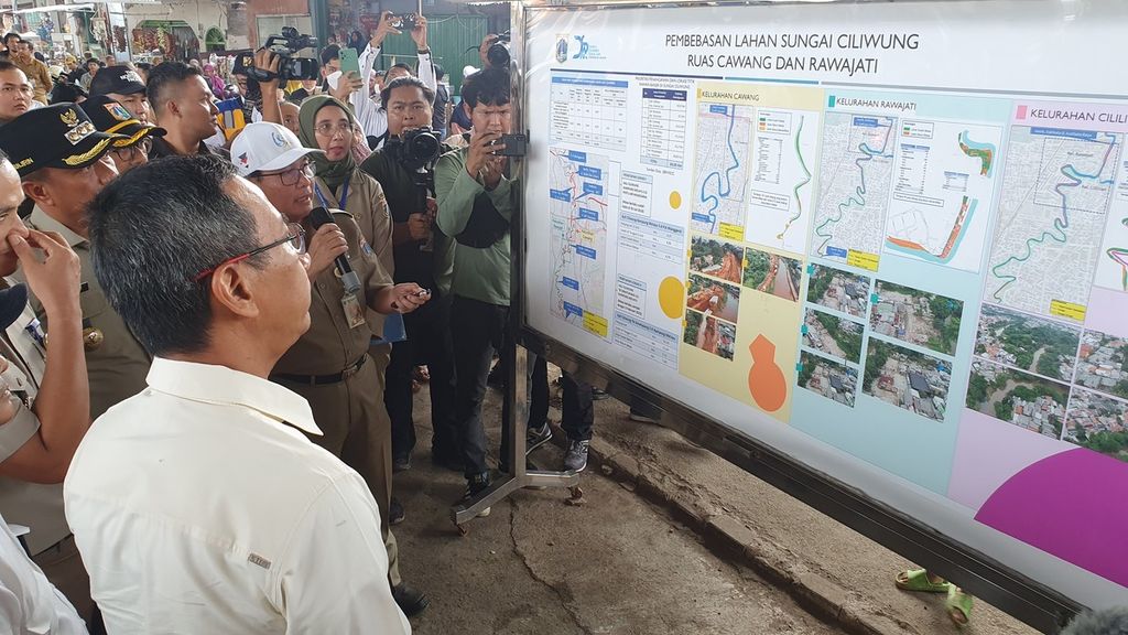 Penjabat Gubernur DKI Jakarta Heru Budi Hartono melihat peta rencana normalisasi Kali Ciliwung di Kelurahan Rawajati, Kecamatan Pancoran, Jakarta Selatan, Senin (8/5/2023). Kali ini akan dinormalisasi oleh pemerintah DKI Jakarta untuk pencegahan banjir.