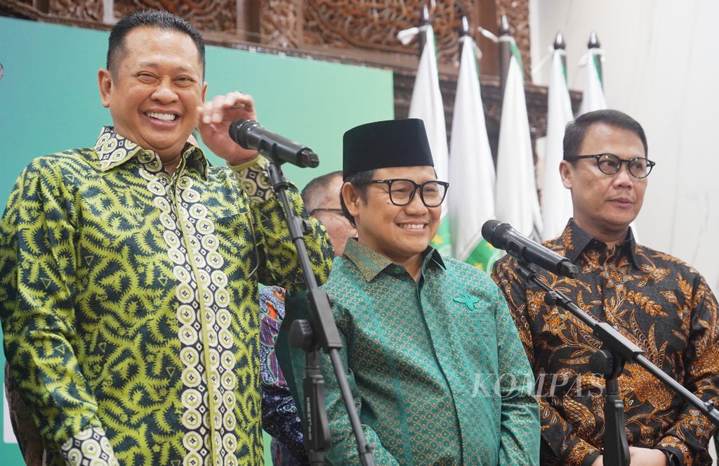 Ketua Umum PKB Muhaimin Iskandar (tengah) saat menerima Ketua MPR RI Bambang Soesatyo (kiri) dan Wakil Ketua MPR Ahmad Basarah (kanan) beserta jajaran pimpinan lainnya dalam Silaturahmi Kebangsaan di kantor DPP PKB, Jakarta, Sabtu (8/6/2024). 