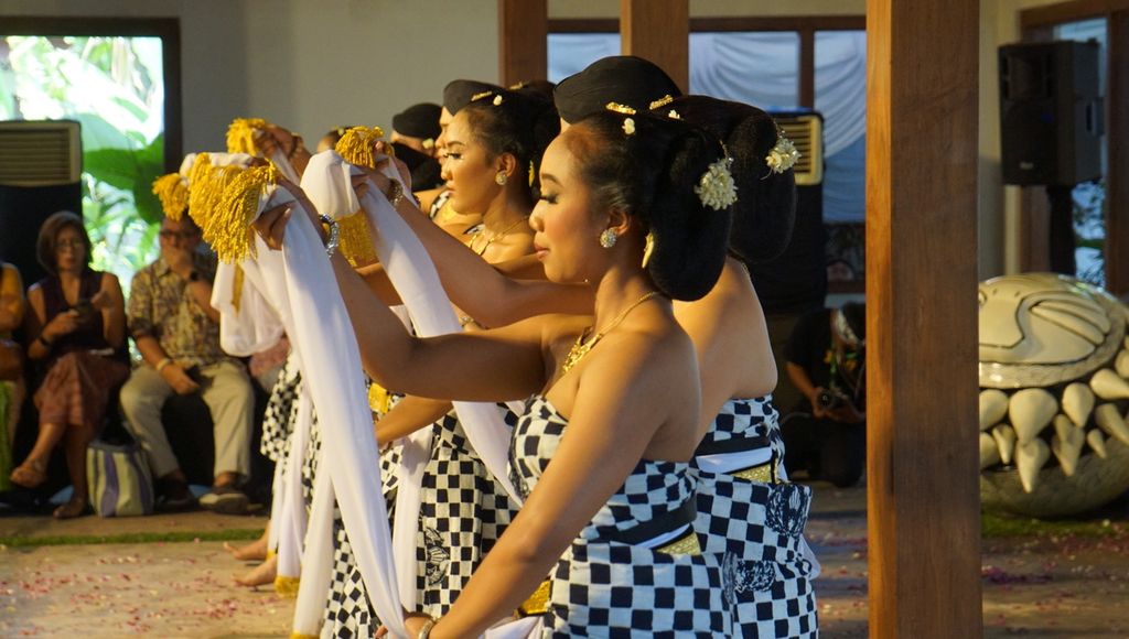 Kelompok tari Swargaloka, asal Jakarta, menampilkan "Bedhayan Angger-angger Sewelas" dalam Festival Bedhayan 2023 di Ohmm Stay, Kabupaten Sleman, Daerah Istimewa Yogyakarta, Minggu (14/5/2023).
