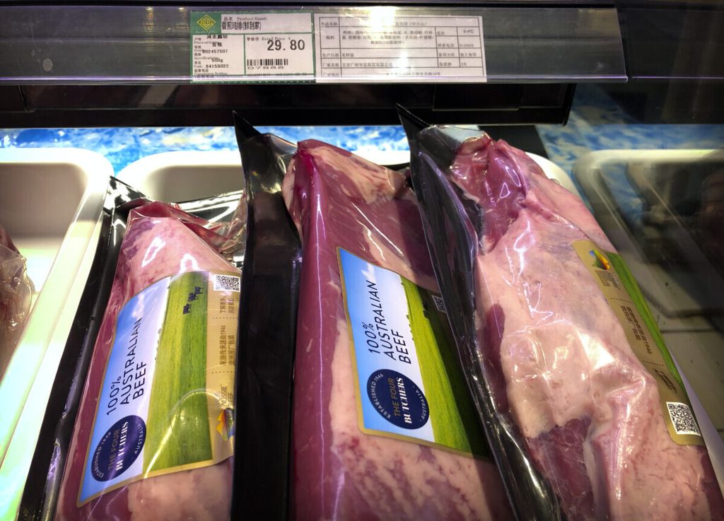 Paket daging sapi yang diimpor dari Australia dijual di sebuah supermarket di Beijing, China, Jumat, 15 Mei 2020.  
