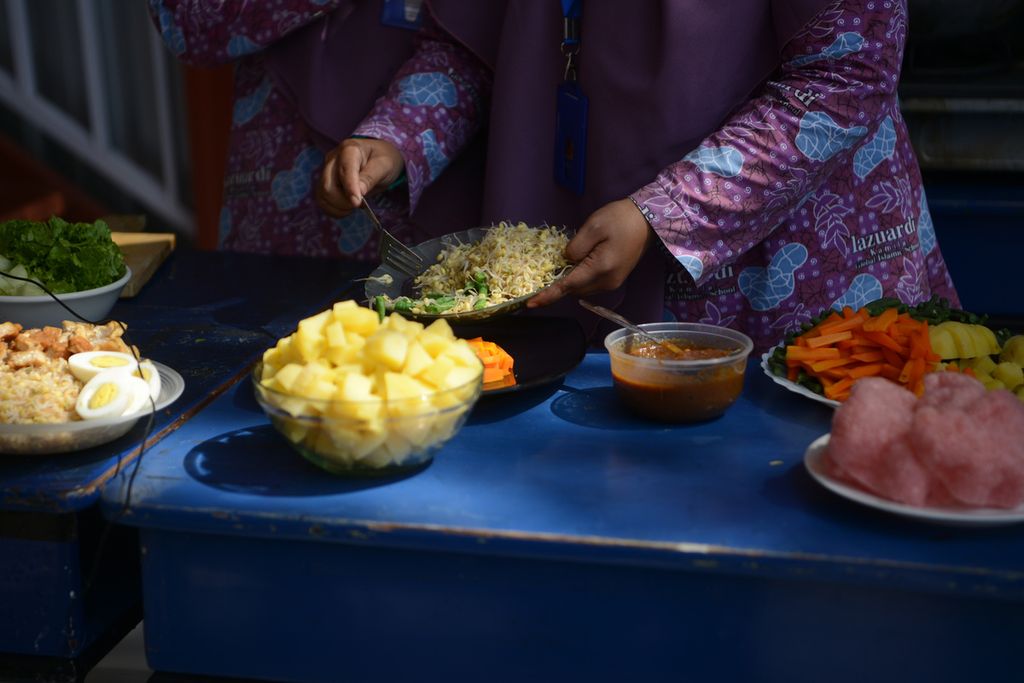 Guru memasak hidangan berbahan sayur dan disiarkan melalui aplikasi Youtube di SMP Lazuardi Kamila GCS, Banjarsari, Solo, Jawa Tengah, Kamis (15/10/2020). Siaran tersebut dibuat untuk diakses murid mereka yang masih harus belajar secara daring dari rumah. 