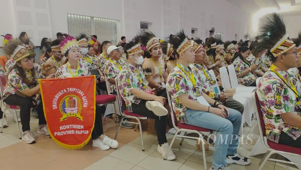 Kontingen dari Papua duduk menghadiri acara pembukaan Swayamvara Tripitaka Gatha (STG) XI Nasional di Gedung Tri Bhakti, Kota Magelang, Jawa Tengah, Kamis (2/11/2023).