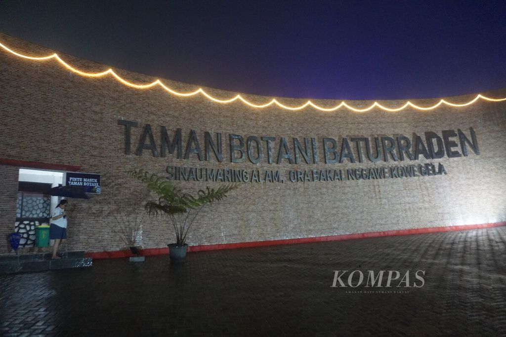 Suasana halaman depan Taman Botani Baturraden, Banyumas, Jawa Tengah, Minggu (25/12/2022) malam. 