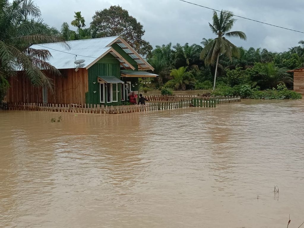 Banjir merendam permukiman di Kecamatan Timpeh, Dharmasraya, Sumatera Barat, Jumat (10/3/2023). Hujan deras sejak malam hingga pagi memicu Batang (Sungai) Timpeh dan sungai kecil lainnya meluap ke permukiman.