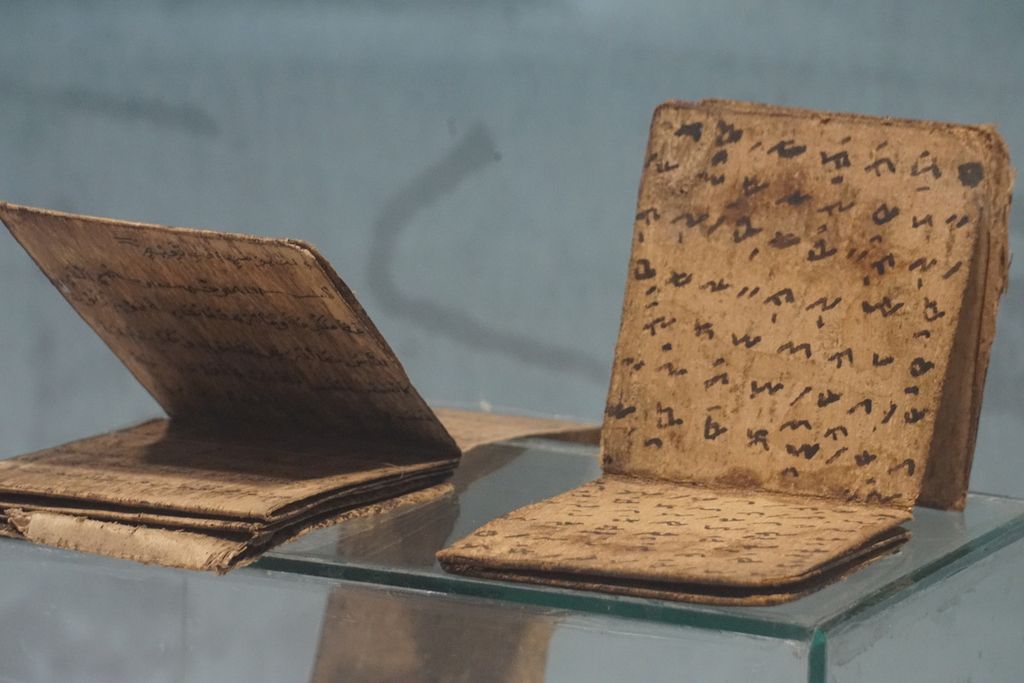 A collection of ancient Lampung manuscripts is displayed in the Lampung Museum showroom, Bandar Lampung City, on Thursday (4/2/2021).