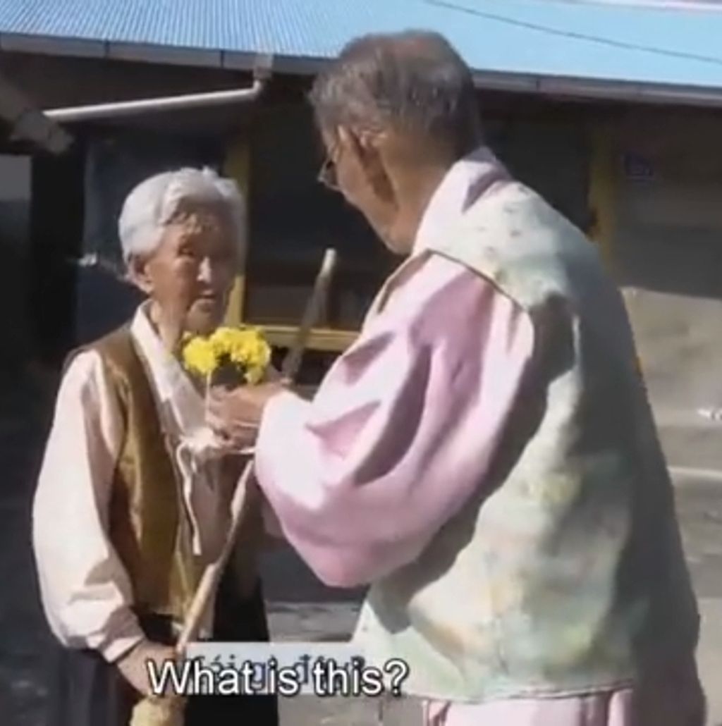 Jo Byeong-man (98) memberikan bunga kepada istrinya, Kang Kye-yeol (89), dalam film dokumenter <i>My Love, Don’t Cross That River</i>, 2013. Meski sudah berusia senja, mereka tetap menunjukkan rasa cinta kepada pasangannya, salah satunya dengan memberikan bunga.