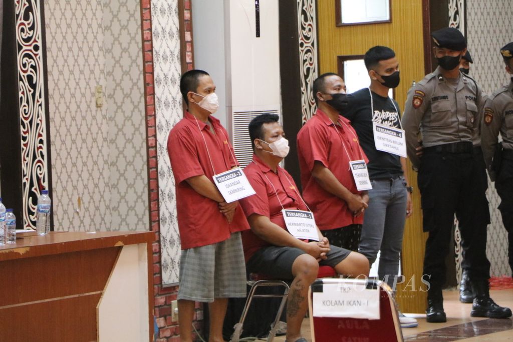 Kepolisian Daerah Sumatera Utara melakukan rekonstruksi kasus penganiayaan dan perdagangan orang di kerangkeng manusia yang ditemukan di rumah pribadi Bupati Langkat nonaktif Terbit Rencana Perangin-Angin di Aula Tribrata Polda Sumut, Medan, Rabu (25/5/2022).