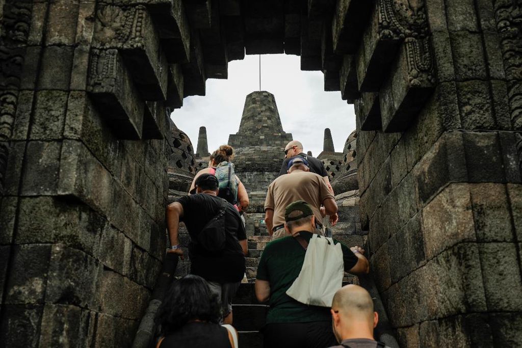Wisatawan mengunjungi bangunan Candi Borobudur yang dibuka secara terbatas selama periode 1-15 Maret 2023.