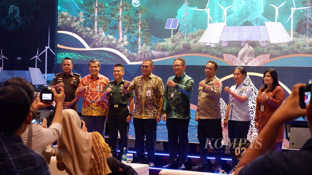 Sesi foto bersama dalam acara pembukaan seminar internasional dengan tema "Advancing Green Initiatives for The Sustainable Kalimantan through Action and Collaboration" di Kota Banjarmasin, Kalimantan Selatan, Kamis (7/9/2023).