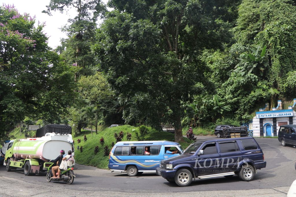 Kendaraan melintas di tikungan tajam di Jalan Medan-Berastagi di tikungan PDAM Tirtanadi, Kecamatan Sibolangit, Kabupaten Deli Serdang, Sumatera Utara, Senin (24/5/2022).