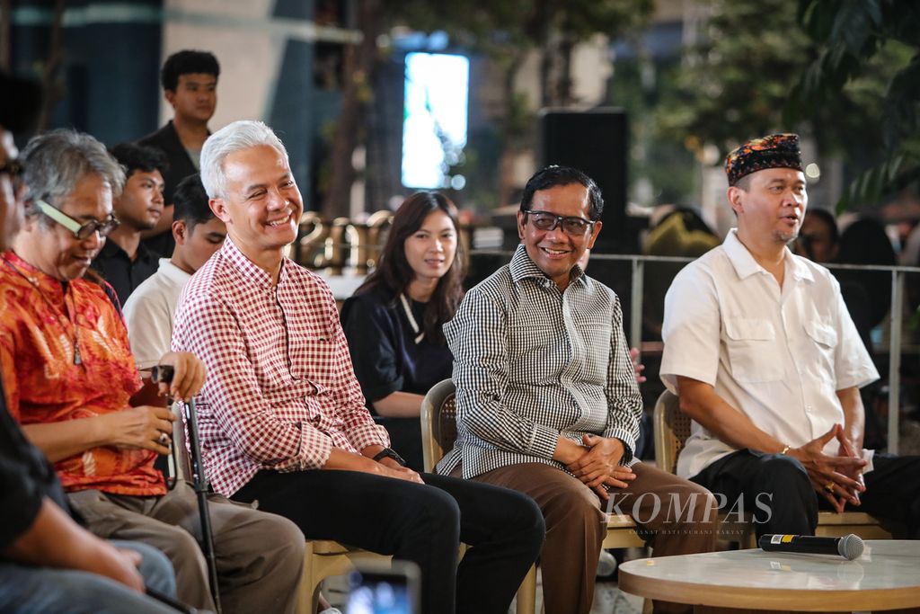 Bakal pasangan calon presiden dan wakil presiden, Ganjar Pranowo (kedua dari kiri) dan Mahfud MD (kedua dari kanan), beserta seniman Butet Kartaredjasa (kiri) dan pelawak Lies Hartono alias Cak Lontong (kanan) berbincang di kawasan Blok M, Jakarta Selatan, Senin (23/10/2023). 