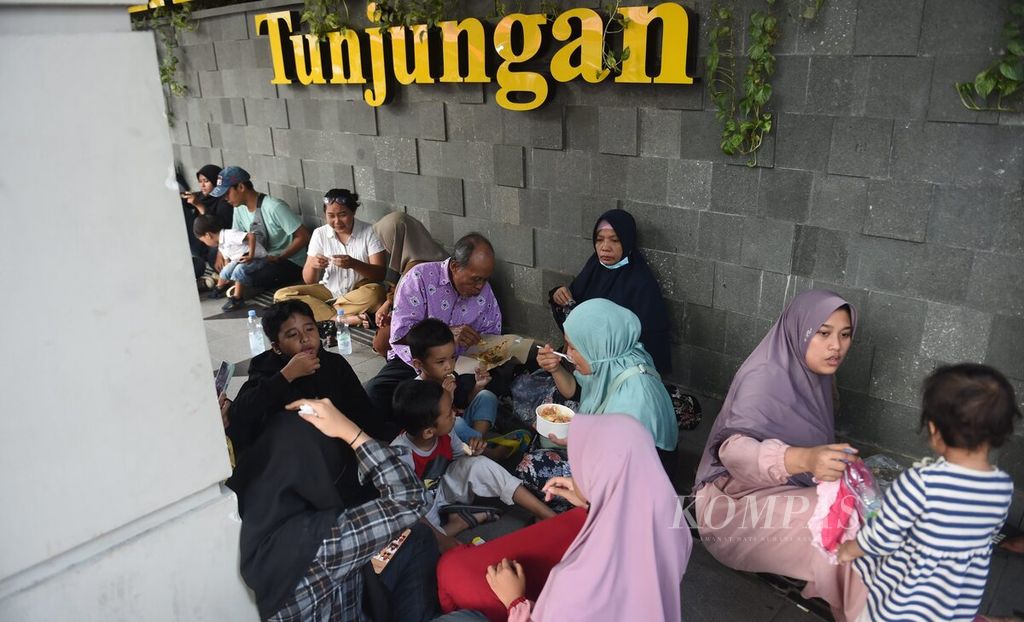 Pengunjung makan bersama dalam acara Karnaval nang Tunjungan di Jalan Tunjungan, Kota Surabaya, Jawa Timur, Minggu (30/10/2022). 