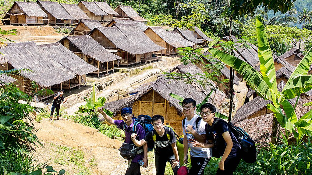 Beberapa siswa berfoto di Baduy Luar, Desa Kanekes, Leuwidamar, Lebak, Banten.