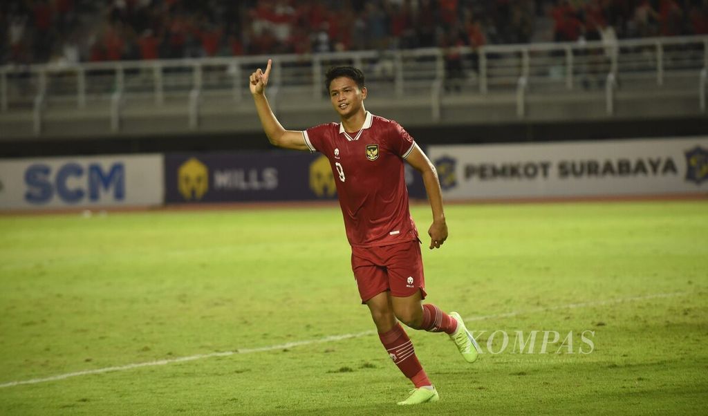 Penyerang Indonesia U-19 Hokky Caraka Brilliant merayakan gol kedua yang dicetaknya ke gawang Timor Leste U-19 pada laga kualifikasi Grup F Piala Asia U-20 di Stadion Gelora Bung Tomo, Surabaya, Jawa Timur, Rabu (14/9/2022). 