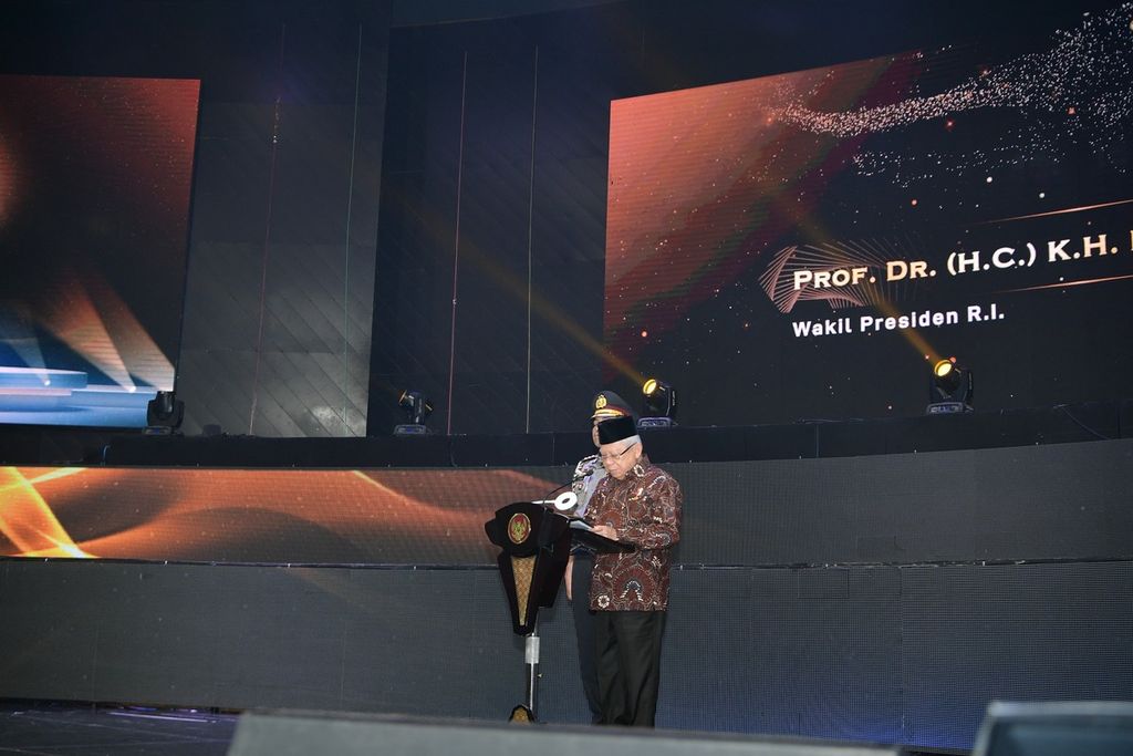 Wakil Presiden Ma’ruf Amin menghadiri acara penganugerahan Naker Award 2023 di Balai Sarbini, Jakarta Selatan, Jumat (1/12/2023).