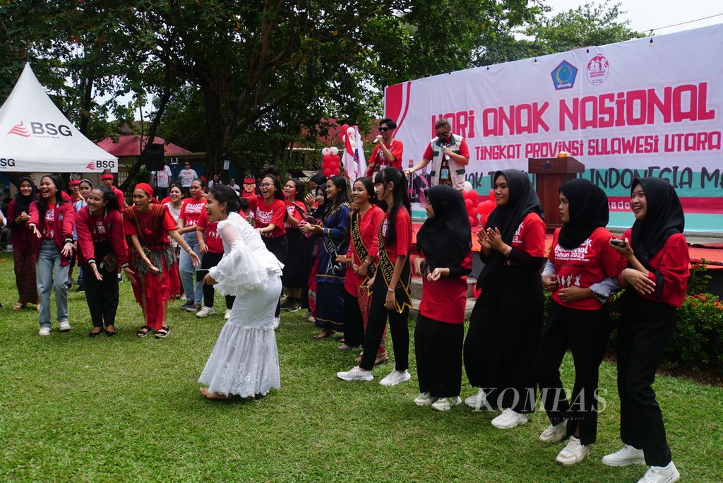 Anak-anak bernyanyi dalam perayaan Hari Anak Nasional di Manado, Sulawesi Utara, Senin (21/8/2023). Di Sulut, anak-anak masih rentan menjadi korban kekerasan, terutama kekerasan seksual. Dari 144 laporan kekerasan terhadap perempuan dan anak yang diterima Dinas Pemberdayaan Perempuan dan Anak Sulut sepanjang 2023, sebanyak 60 persen kasus menimpa anak.