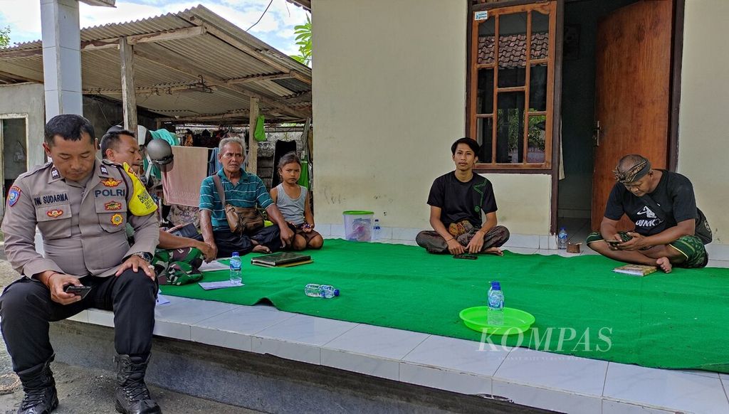 Suasana di rumah keluarga almarhum Ni Wayan Supini di Dusun Tegal Besar, Desa Negari, Kecamatan Banjarangkan, Klungkung, Bali, Senin (20/2/2023). Supini adalah satu dari empat warga negara Indonesia yang teridentifikasi meninggal dalam bencana gempa di Turki. 