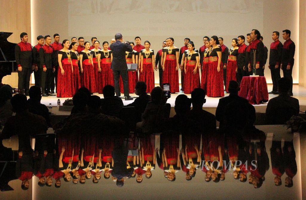 Penampilan paduan suara Batavia Madrigal Singers (BMS) di Balai Resital Kertanegara, Jakarta, Sabtu (9/7/2022). BMS menjuarai European Grand Prix for Choral Singing 2022 di Tours, Perancis, pada Juni.