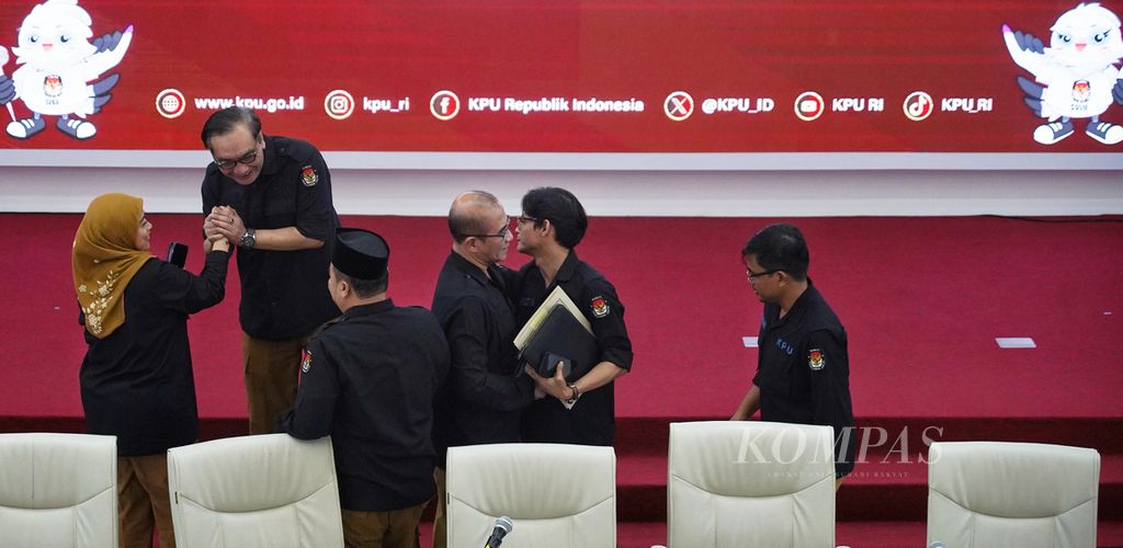 Para komisioner Komisi Pemilihan Umum saling berpelukan dan bersalaman setelah menutup rapat pleno rekapitulasi suara Pemilu 2024 untuk Provinsi Papua di Ruang Sidang Utama KPU, Jakarta, Rabu (20/3/2024).