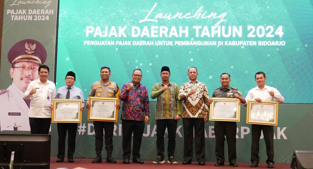 Sidoarjo Regent Ahmad Muhdlor Ali (center with kopiah) at the launch event of the regional tax for 2024 at Fave Hotel on Wednesday (January 24, 2024). The realization of the regional tax in 2023 reached Rp 1.3 trillion.