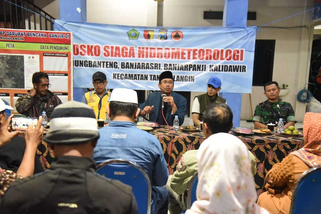 Bupati Sidoarjo Ahmad Muhdlor Ali memimpin rapat koordinasi penanggulangan bencana banjir di empat desa di Kecamatan Tanggulangin, Sabtu (17/2/2024) malam.