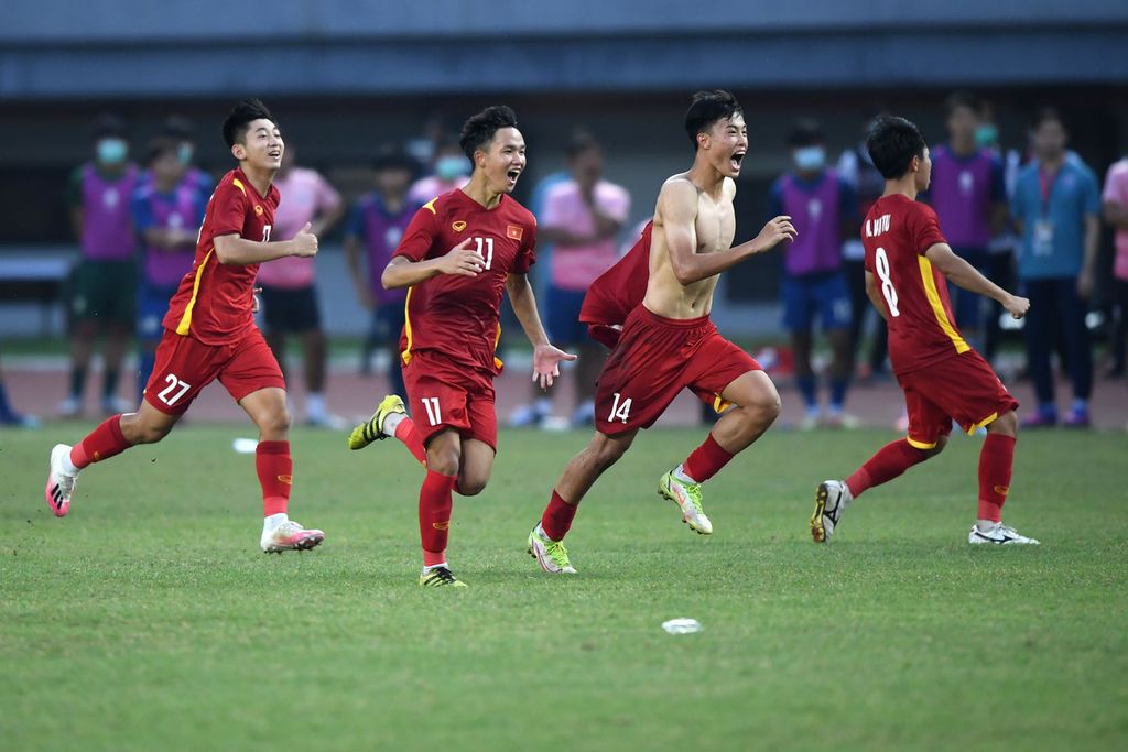 Sejumlah pesepak bola Tim Nasional Vietnam U-19 berselerasi usai membobol gawang Tim Nasional Thailand U-19 dalam babak perebutan juara ketiga Piala AFF U-19 2022 di Stadion Patriot Candrabhaga, Bekasi, Jawa Barat, Jumat (15/7/2022). Vietnam meraih juara ketiga setelah menang dengan skor 5-3 dalam drama adu penalti usai skor berakhir 1-1 pada babak kedua.