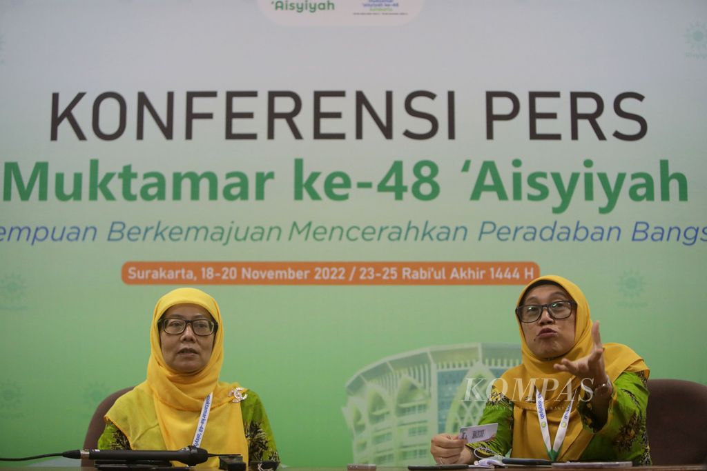 Salmah Orbayinah (kiri) dan Tri Hastuti Nur Rochimah, menyampaikan keterangan terkait pelaksanaan Sidang Tanwir Aisyiyah di Kampus Universitas Muhammadiyah Surakarta, Sukoharjo, Jawa Tengah, Jumat (18/11/2022). 