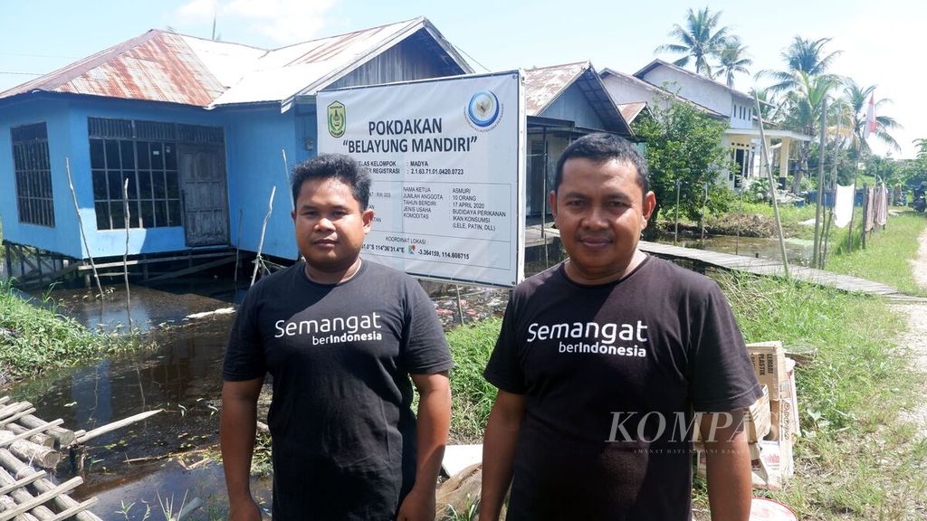 Irfani Rahman (kiri) dan Suriansyah (kanan), pionir budidaya lele dengan pakan alternatif yang murah dan ramah lingkungan di Banjarmasin, Kalimantan Selatan, Jumat (29/12/2023).