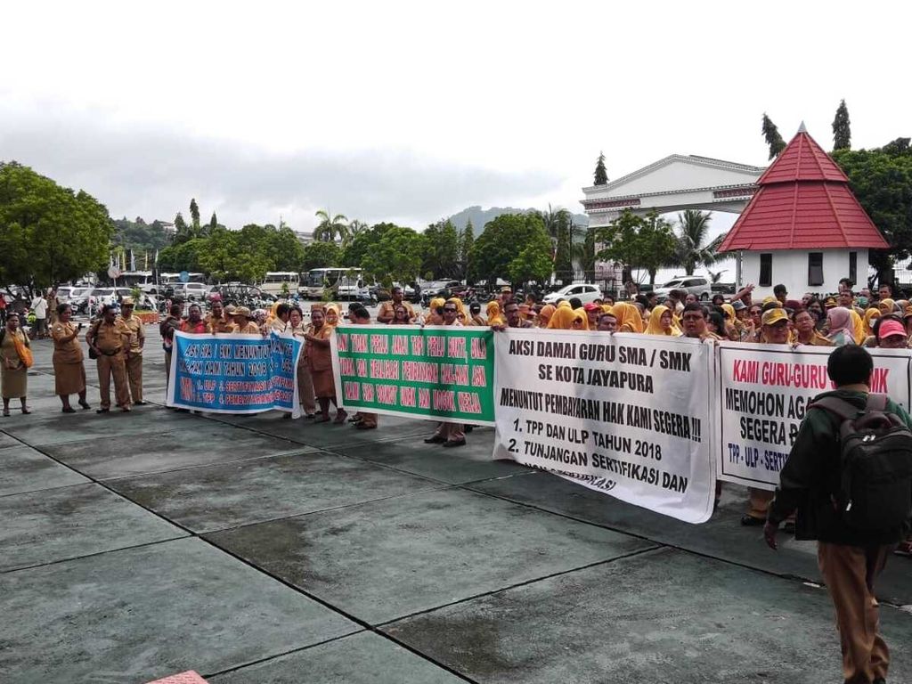Para guru menuntut pembayaran uang lauk pauk dan tunjangan perbaikan penghasilan di Kantor Gubernur Papua, Kota Jayapura, Senin (28/1/2019).