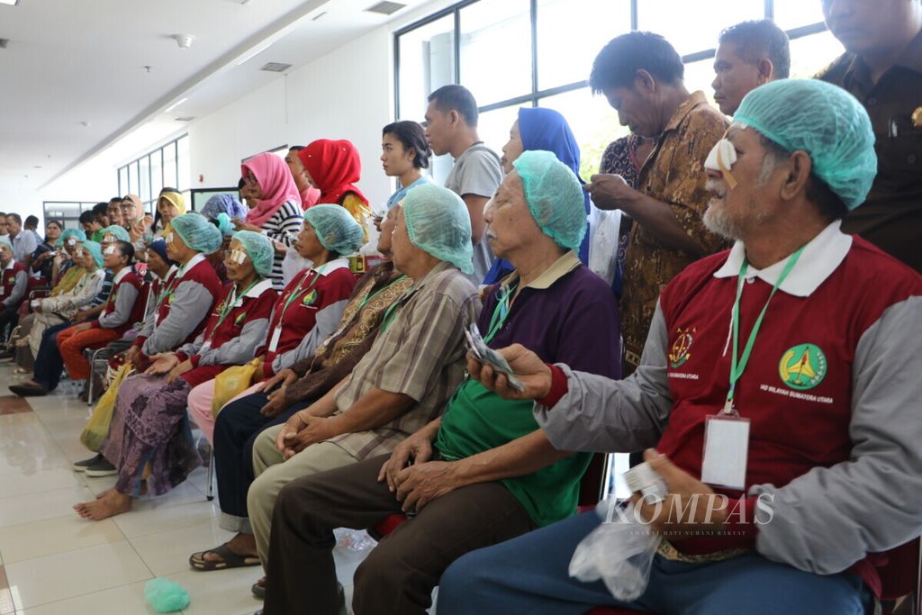 Operasi katarak secara gratis di Rumah Sakit Universitas Sumatera Utara, Medan, Sabtu (23/3/2019). Bakti sosial yang dilaksanakan Kejaksaan Tinggi Sumut itu diikuti 365 pasien katarak dan 83 pasien hernia.