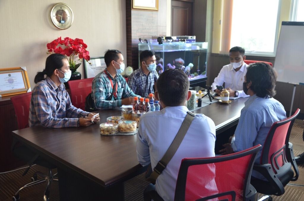 Perwakilan Masyarakat Sipil Antikorupsi Sumatera Barat melakukan audiensi dengan Direktur Reserse Kriminal Khusus Polda Sumbar Komisaris Besar Joko Sadono (dua dari kanan) di Polda Sumbar, Padang, Senin (14/6/2021), terkait progres kasus dugaan korupsi di Dinas PUPR Kepulauan Mentawai.