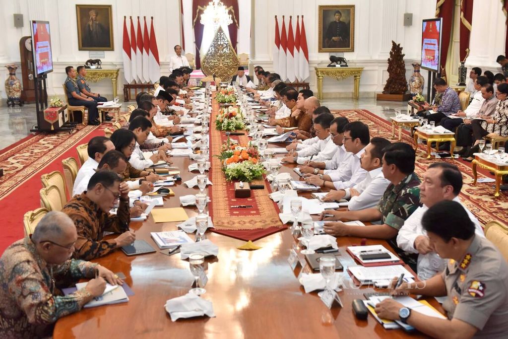 Satu hari setelah dilantik, para menteri di Kabinet Indonesia Maju langsung mengikuti Sidang Kabinet Paripurna yang dipimpin oleh Presiden Joko Widodo bersama Wakil Presiden Ma'ruf Amin di Istana Merdeka, Jakarta, Kamis (24/10/2019). 