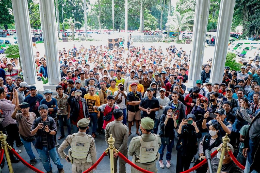 Ratusan sopir angkot di Kota Bogor, Jawa Barat, berunjuk rasa di depan Balai Kota Bogor, Senin (17/4/2023). Mereka menuntut agar tarif Biskita Trans Pakuan segera ditetapkan agar tidak merugikan mereka.