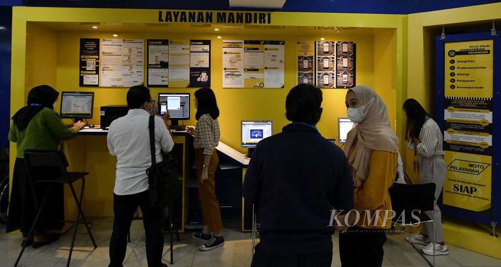 Petugas melayani wajib pajak saat akan menyampaikan Surat Pemberitahuan atau SPT Tahunan pajak di konter layanan mandiri Kantor Pelayanan Pajak (KPP) Pratama Jakarta Palmerah, Jakarta Barat, Kamis (31/3/2022). 