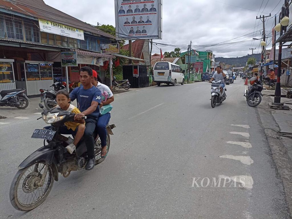 Aktivitas masyarakat di Kota Tarutung, Kabupaten Tapanuli Utara, Sumatera Utara, berjalan normal, Selasa (10/4/2022), pascagempa berkekuatan M 5,8 pada Sabtu dini hari. 