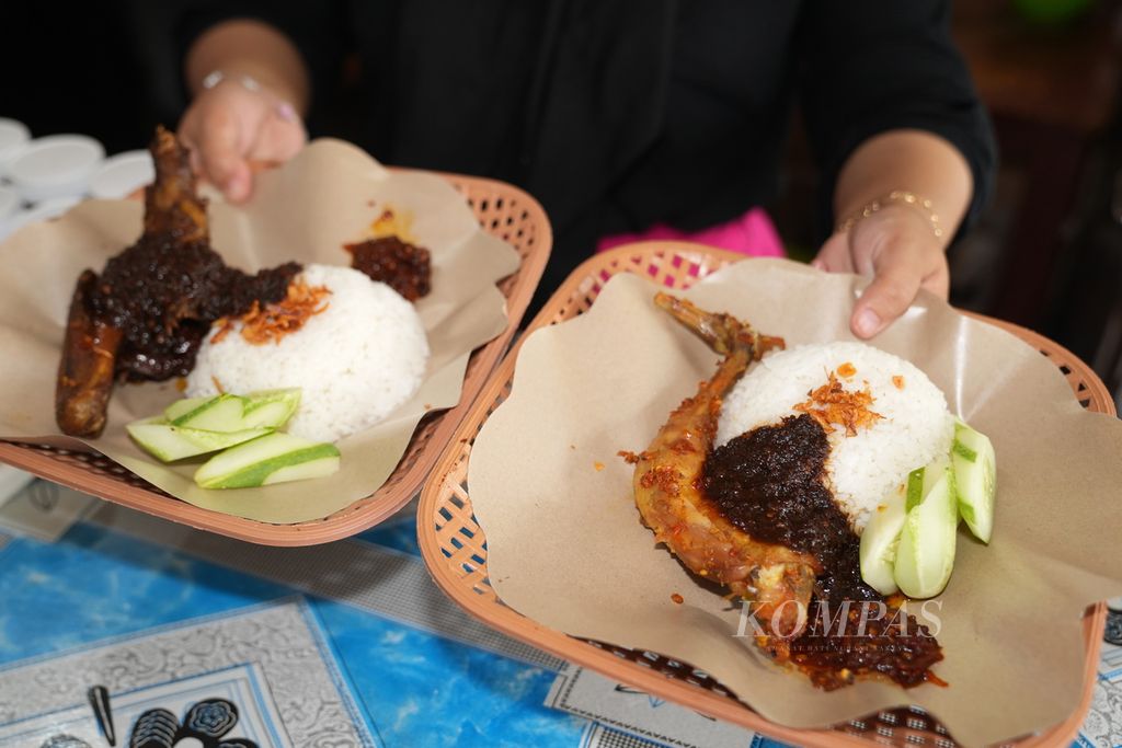 Karyawan melayani pembeli di Warung Nasi Bebek MaIsa 1, Jalan Bekasi Timur, Pulo Gadung, Jakarta Timur, Senin (29/7/2024). Warung itu berdiri sejak 1991. Warung dengan 15 pekerja tersebut tiap hari menghabiskan 200 hingga 300 bebek. 