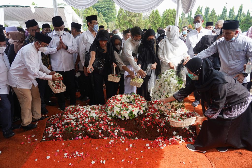 Keluarga dan para pelayat menaburkan bunga saat pemakaman jenazah Azyumardi Azra di Taman Makam Pahlawan Kalibata, Jakarta, Selasa (20/9/2022). 