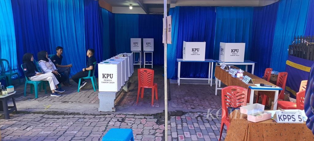 Proses pemilihan terhenti selama 3 jam di Tempat Pemungutan Suara (TPS) 3 Pandanwangi, Kota Malang, Jawa Timur, Rabu (14/2/2024). Hal itu dikarenakan surat suara di TPS tersebut, kurang sekitar 119 surat suara. Seusai diambilkan dari TPS lain, proses berjalan kembali meskipun molor dari jadwal. 