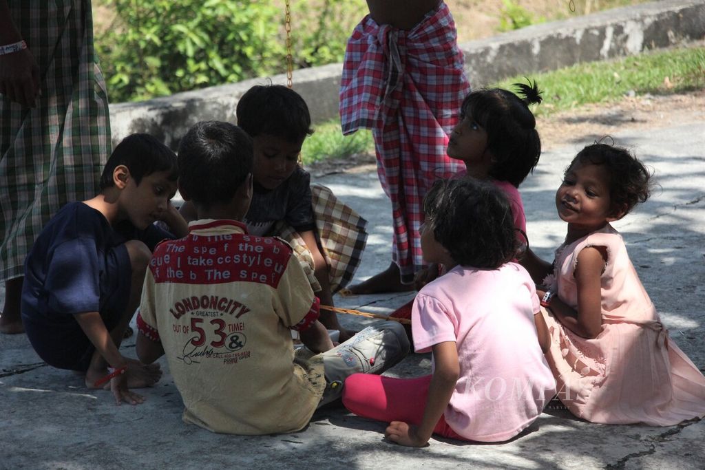 Anak-anak pengungsi Rohingya saat berada di tempat penampungan sementara di Desa Ladong, Kecamatan Mesjid Raya, Kabupaten Aceh Besar, Aceh, Selasa (10/1/2023). Gelombang pengungsi Rohingya dari Bangladesh belum berhenti berdatangan ke Aceh.