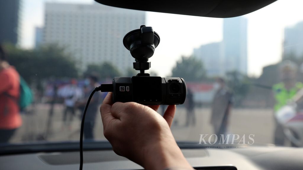 Anggota Brigade Motor Polisi Lalu Lintas Kepolisian Daerah Metro Jaya mengoperasikan kamera <i>electric traffic law enforcement</i> (ETLE) <i>mobile</i> yang terpasang di kaca mobil saat peluncuran di Markas Polda Metro Jaya, Jakarta Selatan, Sabtu (20/3/2021). 