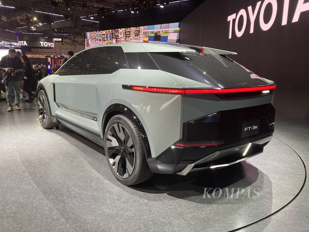 Stan Toyota di pameran Japan Mobility Show 2023 di Tokyo Big Sight, Tokyo, Jepang, akhir Oktober 2023.