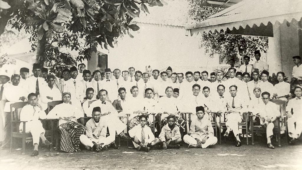 Saat Sumpah Pemuda, 28 Oktober 1928, di halaman depan Gedung IC, Jalan Kramat 106, Jakarta. 
