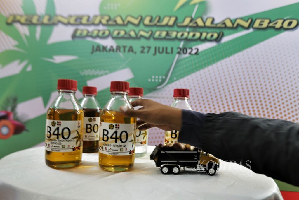 Contoh bahan bakar B40 ditunjukkan kepada tamu undangan saat seremoni pelepasan uji jalan kendaraan berbahan bakar B40 di Jakarta, Rabu (27/7/2022).