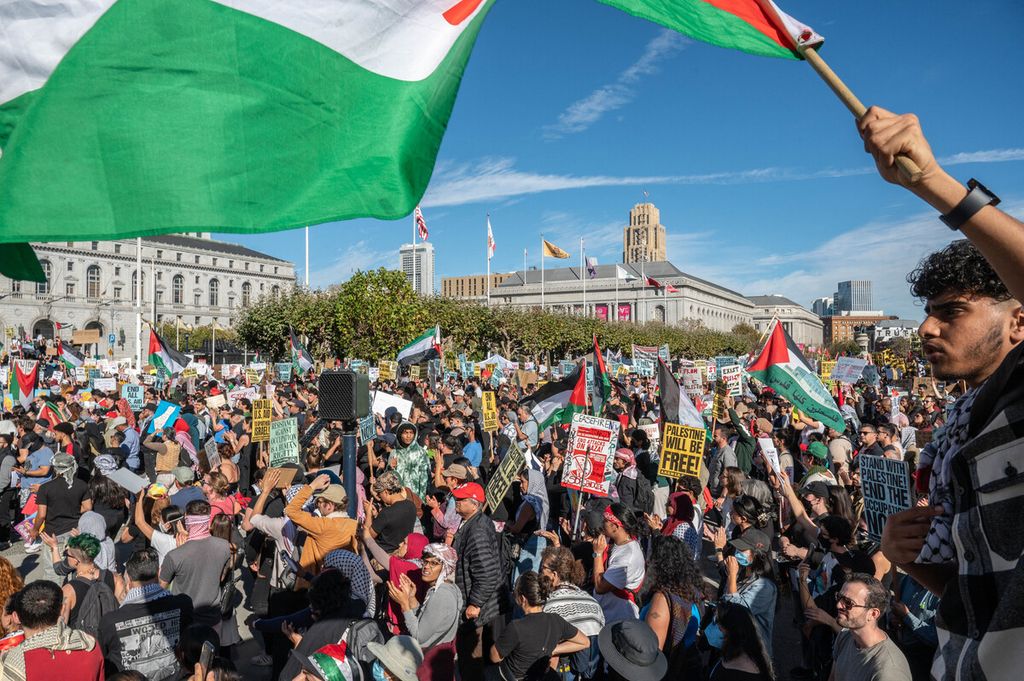 Warga berkumpul dalam pawai "Solidaritas Palestina" di San Francisco, California, AS, Sabtu (4/11/2023). 