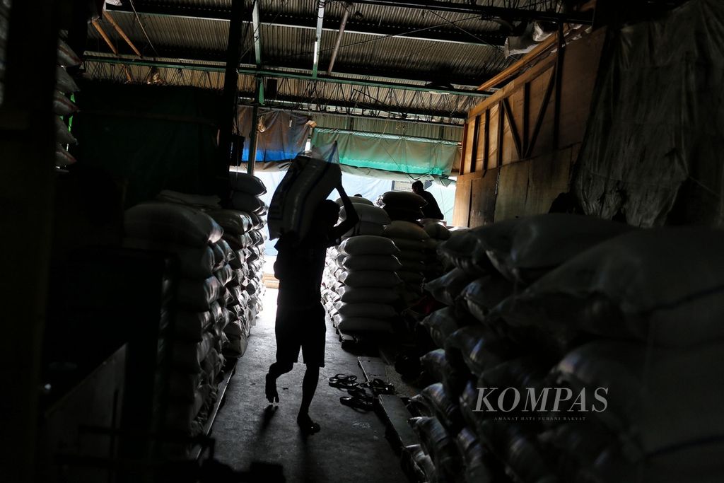 Buruh menurunkan beras yang baru datang dari sentra daerah penghasil beras di Pasar Induk Beras Cipinang, Jakarta, Senin (7/11/2022). Badan Pusat Statistik mencatat, harga beras tahun ini mulai merangkak naik sejak Agustus 2022 dengan harga Rp 11.555 per kilogram dan menjadi Rp 11.850 per kg pada Oktober 2022.