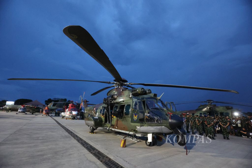 Sejumlah alusista pertahanan udara untuk pengamanan KTT G20 disiagakan di Base Ops Pangkalan TNI Angkatan Udara I Gusti Ngurah Rai, Bali, Senin (7/11/2022). TNI mengerahkan, antara lain, dua pesawat tempur F16, dua pesawat tempur Sukhoi 27, dua pesawat tempur Sukhoi 30, serta 13 helikopter untuk mengamankan KTT G20.